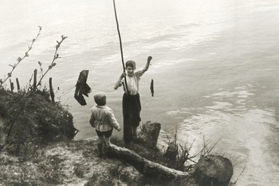 SAAK KÄES!: Kuueaastane Lembit oli suur kalamees. Foto on tehtud 1953. aastal Võhandu jõe ääres.