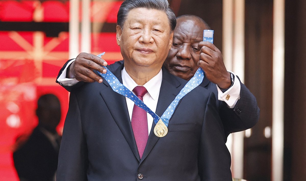 Lõuna-Aarika vabariigi presidendilt Cyril Ramaphosalt (taga) aumärgi saanud Xi Jinping ei tundnud end nähtavasti kõige paremini.