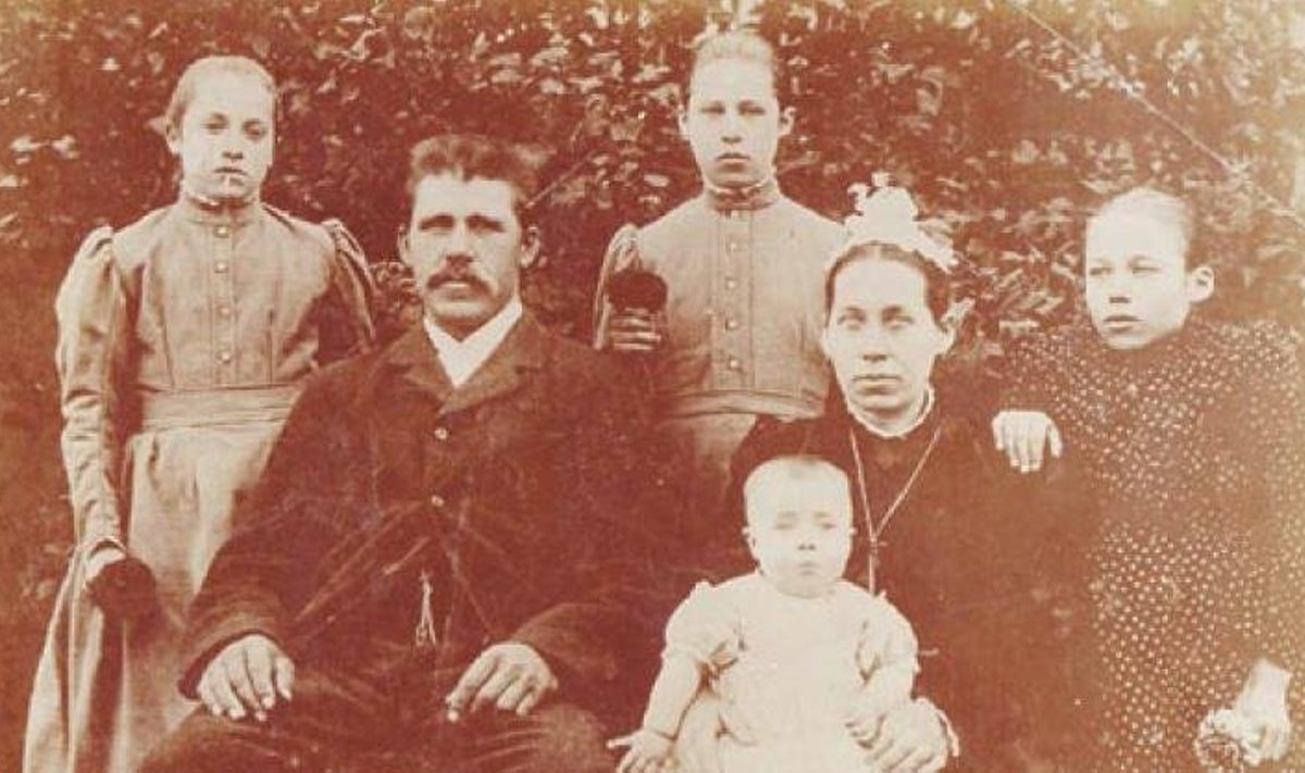 Säilinud on foto perekond Mühlbergist 1902. aastal. Pildil vasakult: Rosalie Mühlberg (11), Johannes Mühlberg (41), Olga Mühlberg (14), Pauliine (42) koos aastase Rudolfiga, Adeele (16).