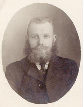 See on ainuke pilt, kus vanaisa on habemaega, tehtud vist Peterburis 1916