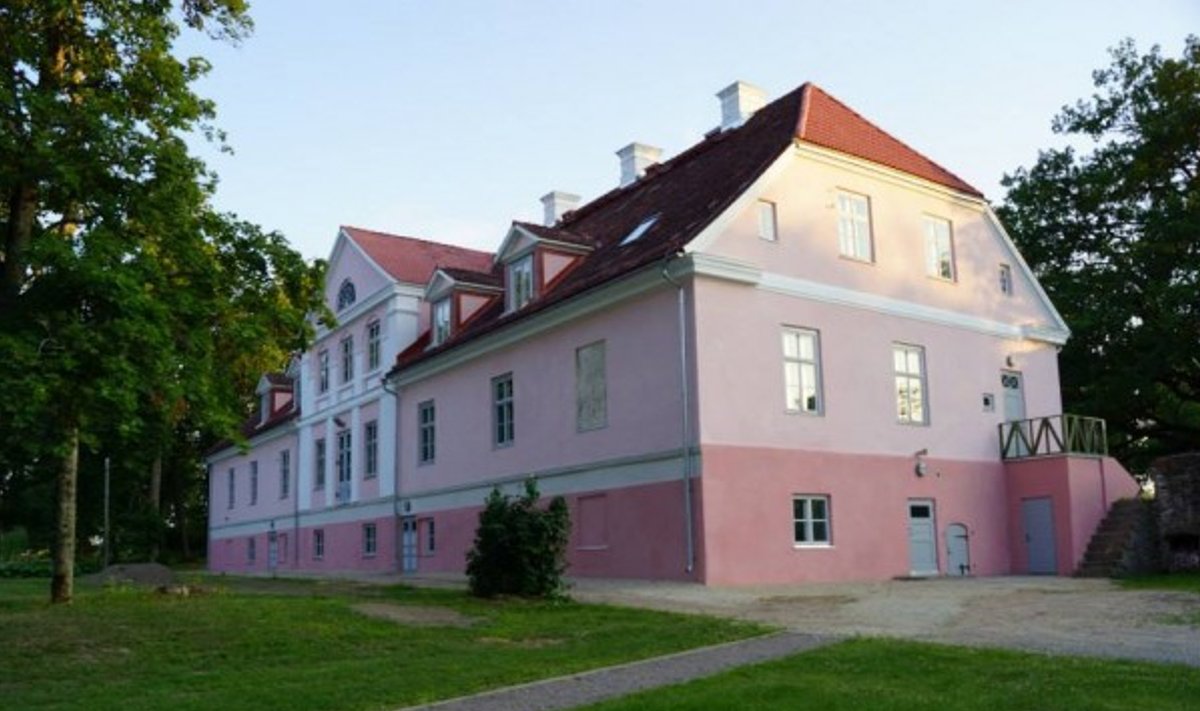 Renoveeritud Lahmuse mõisakool Viljandimaal.