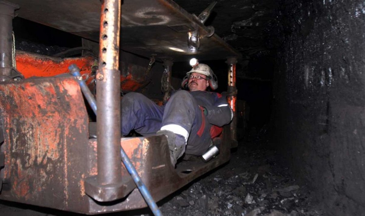 Svein Jonny Albrigdsen kaevandab sütt pikali olles, sest käigud on kitsad. (Foto: Rein Sikk)
