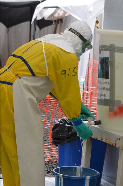 Riikide tervishoiusüsteem varises ebola koorma all kokku. Pildil Piirideta Arstide esindaja ajutises ravipunktis.