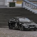 DELFI VIDEO: Ja nii lubatigi meid Lätis palee õuele, uhketest autodest pilti tegema