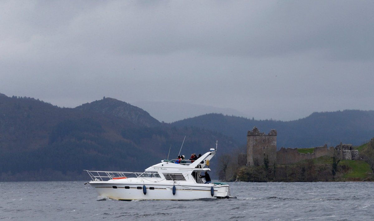 Mootorpaat Loch Nessil. Taamal Urquharti lossi varemed.