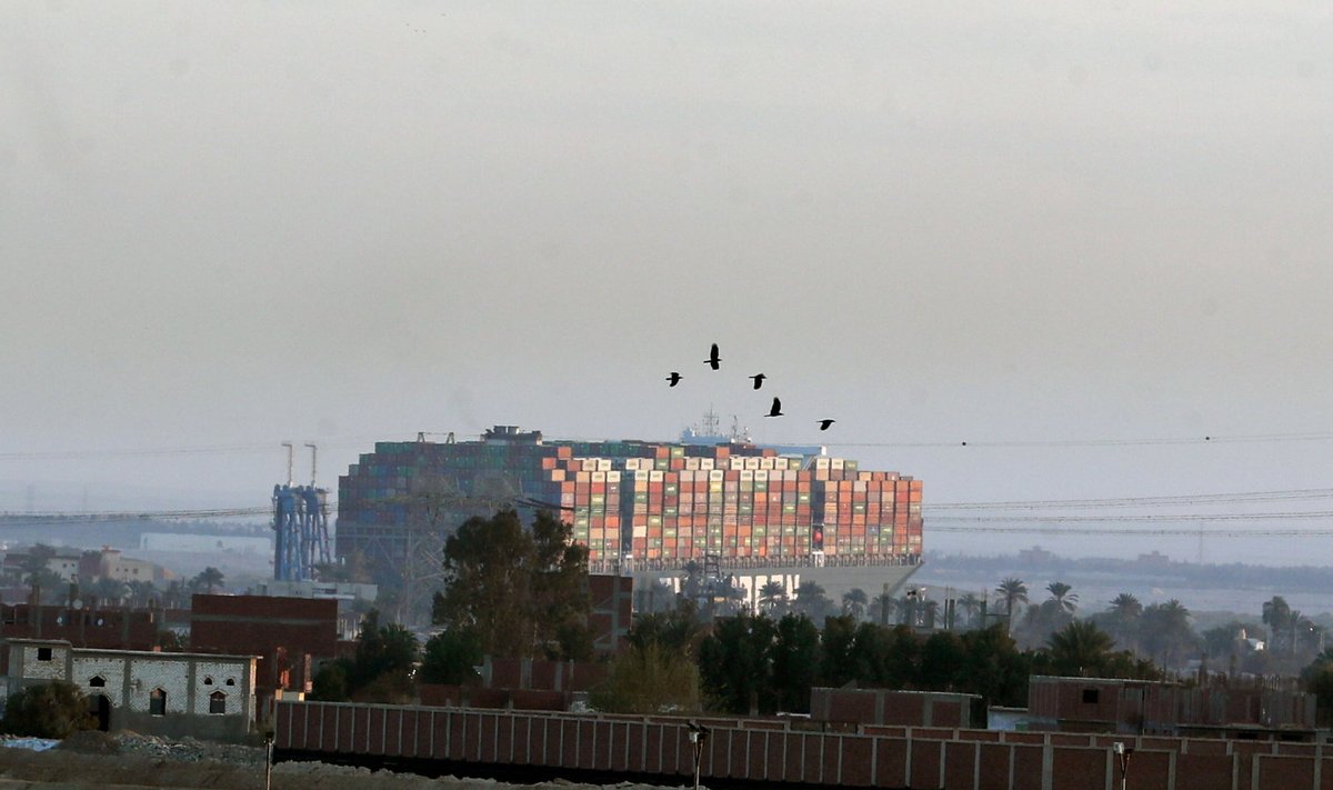 Hiiglaslik konteinerlaev seiskas liikumise Suessi kanalis