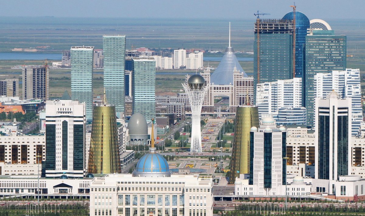 Uus Astana keskus. Esilpaanil presidendipalee Ak Orda, keskel kuldmunas vaateplatvormiga Baiterek, taamal telgikujuline Han Šatõri meelelahutuskeskus. Linn on jõudsalt kasvanud: 1999. aastal elas Astanas 280 000 inimest, kellest 30% olid kasahhid ja ülejäänud venelased, aga praeguseks on linnaelanikke üle 835 000, neist 65% kasahhe ja 24% venelasi.