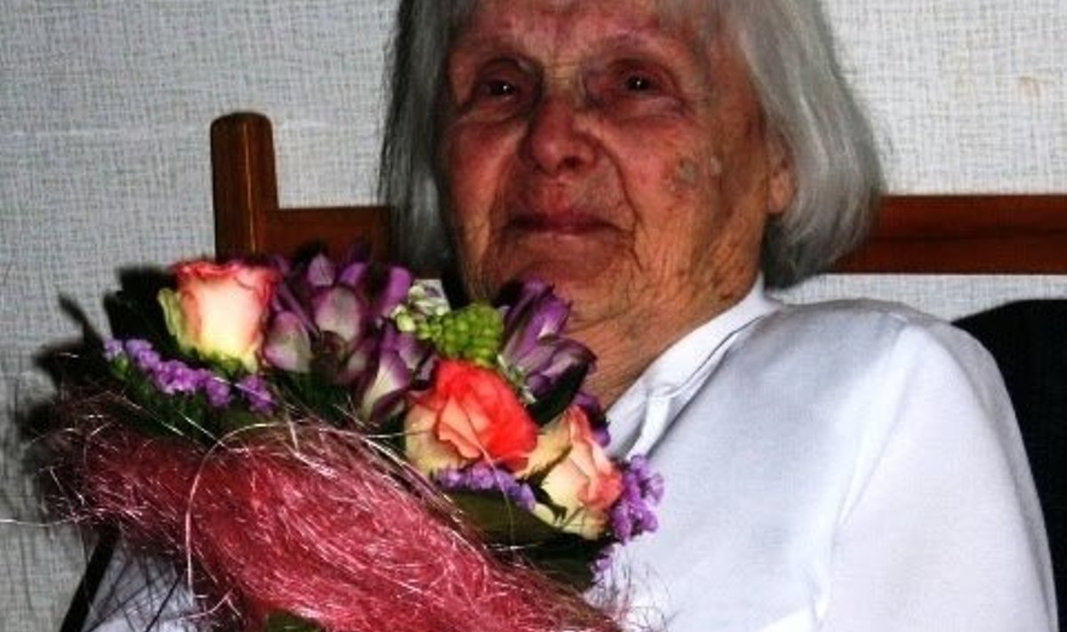 Tekstiilikunstnik Ellen Hansen tähistas sünnipäeva Nõmmel oma 1938. aastal valminud kodus. (Foto: Tiina Lättemäe)