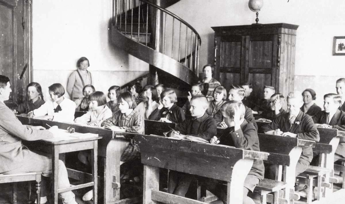 Selline nägi välja õppeaasta esimene päev ühes Harjumaa koolis aastatel      1920–1930. Töine suvi ja puhkus on läbi saanud, kõik on täis indu teadmisi omandama.