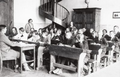 Selline nägi välja õppeaasta esimene päev ühes Harjumaa koolis aastatel      1920–1930. Töine suvi ja puhkus on läbi saanud, kõik on täis indu teadmisi omandama. EESTI FILMIARHIIV