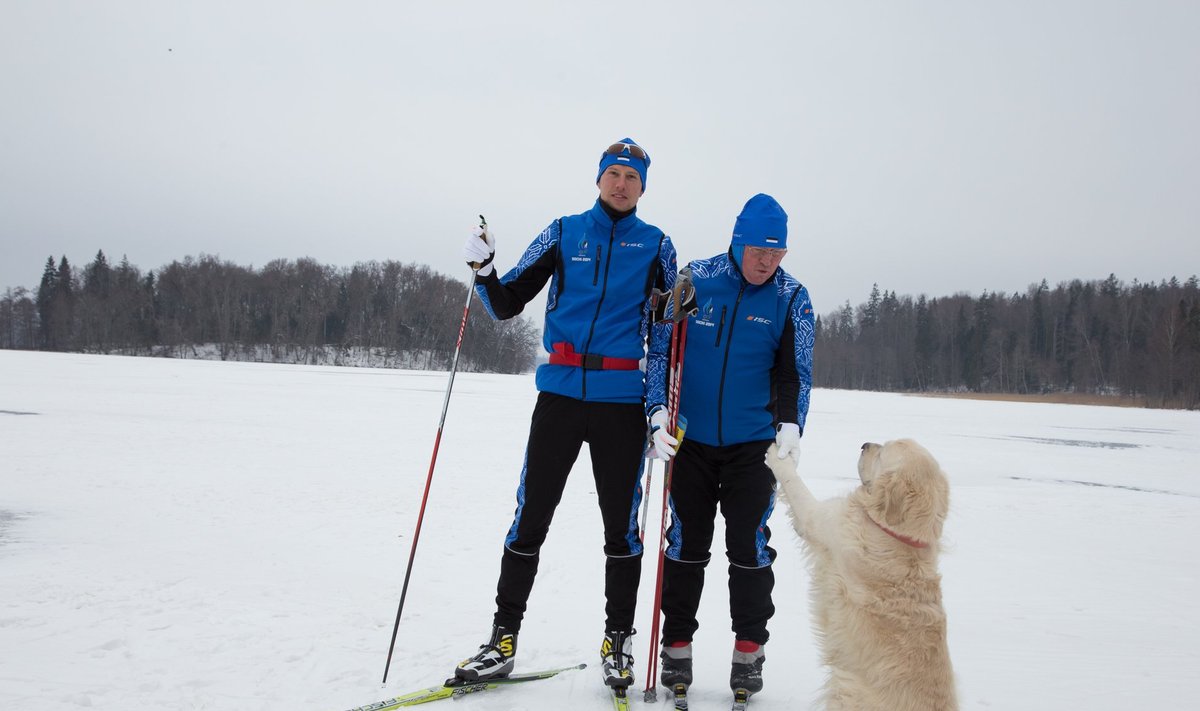 Aivar Rehemaa (vasakul) treenis eile Pühajärvel, kaasas treener Anatoli Šmigun koos koera Loukiga.