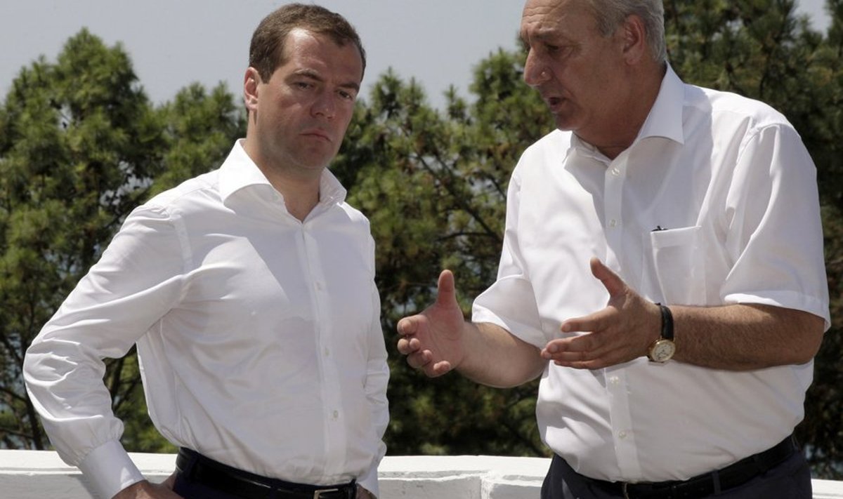 Venemaa president Dmitri Medvedjev ja Abhaasia president Sergei Bagapsh möödunud aasta suvel. 
