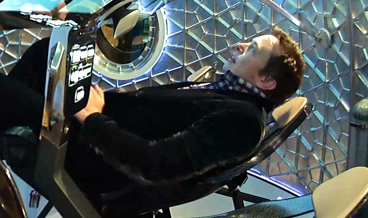 Elon Musk on kosmosesüstikus: Kui SpaceX hakkab lennutama astronaute, siis just niisugune näeb välja piloodikabiin.