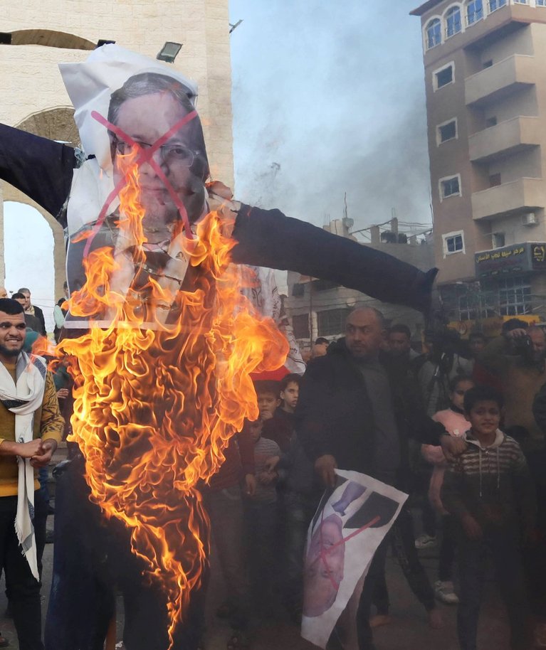 Palestiinlased põletasid Gaza sektori lõunaosas Rafahis meeleavalduse ajal Iisraeli peaministri Benjamin Netanyahu ja Iisraeli uue julgeolekuministri Itamar Ben-Gviri kujusid.