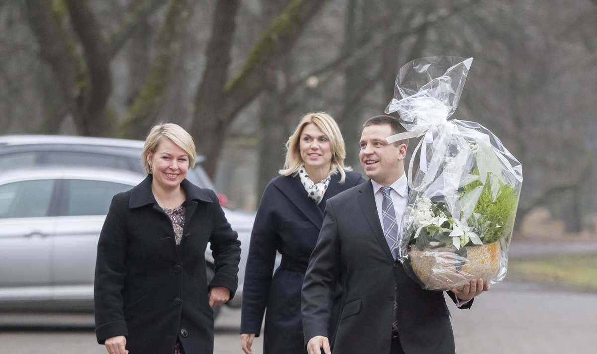 Peaminister Jüri Ratas viis presidendile kingituse