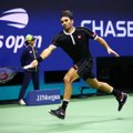 Federer kaotas US Openil avaseti ning sai sotsiaalmeedias riietuse tõttu mõnitada