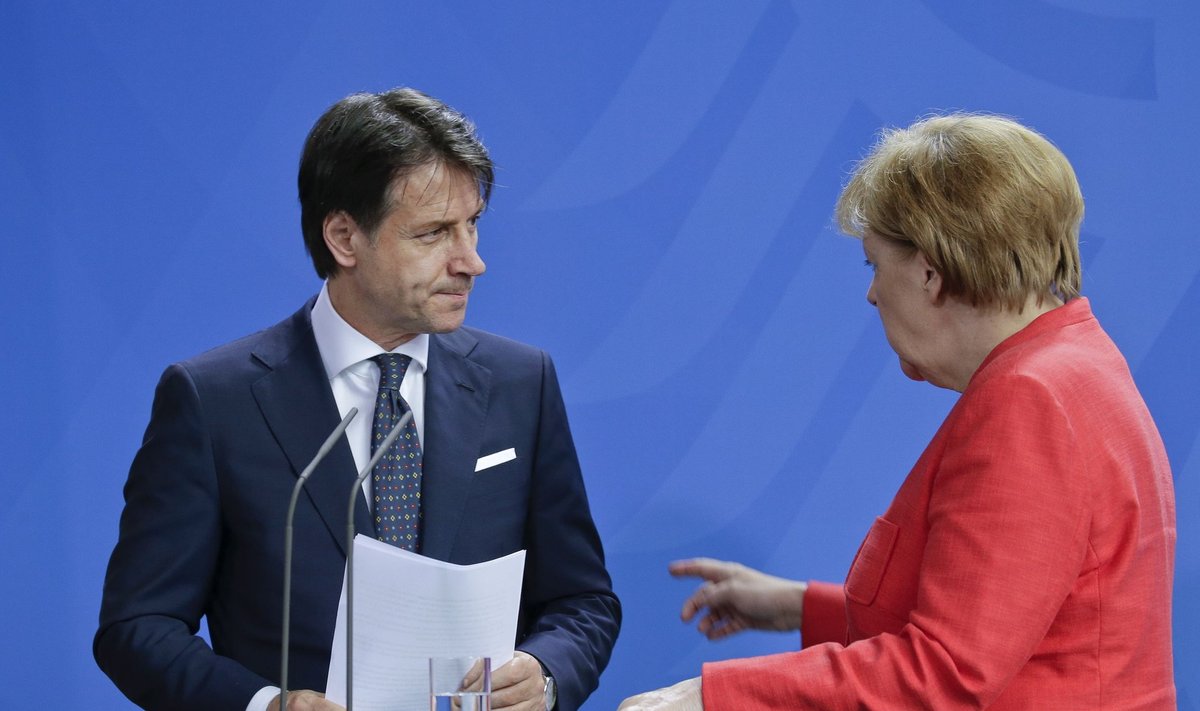 Itaalia olukorda pingestavad rändekriis ja nõrk kasvuväljavaade. Saksamaa kantsler Angela Merkel kinnitas Itaalia peaministrile Giuseppe Contele, et toetab Itaalia püüdlusi vähendada rannikule saabuvate migrantide hulka.