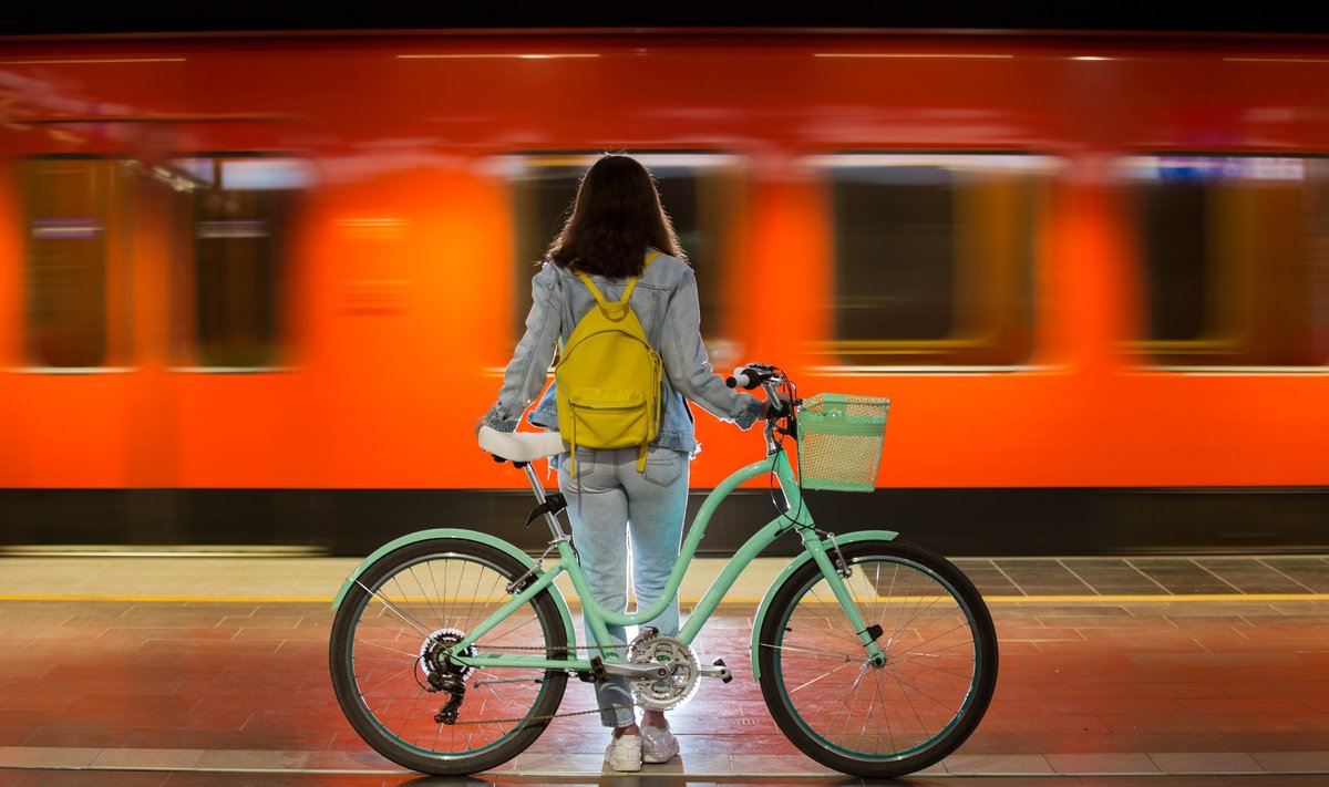 LÄHEB AINA PAREMINI: Soome on suutnud 30 aastaga suitsiidide hulka ühiskonnas poole võrra vähendada. Järgmisena vajab erilist tähelepanu noorte naiste eagrupp. Fotol jalgrattur Soomes, Espoo rongijaamas.