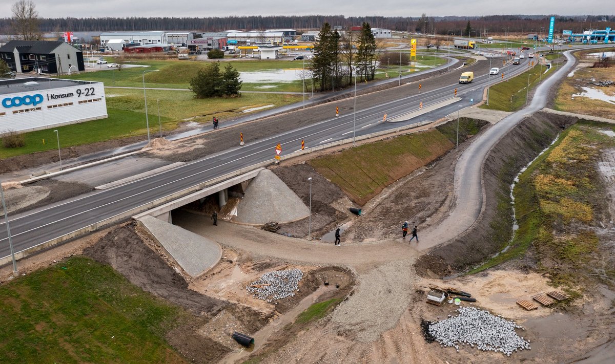 EHITUSPLATS MEELITAB: Sauga maantee jalakäijate tunneli ehitus tänavu novembri lõpus. Sarnast ehitusjärgus kraavi läksid uudistama kaks kohalikku poissi, kellest üks hätta jäi.