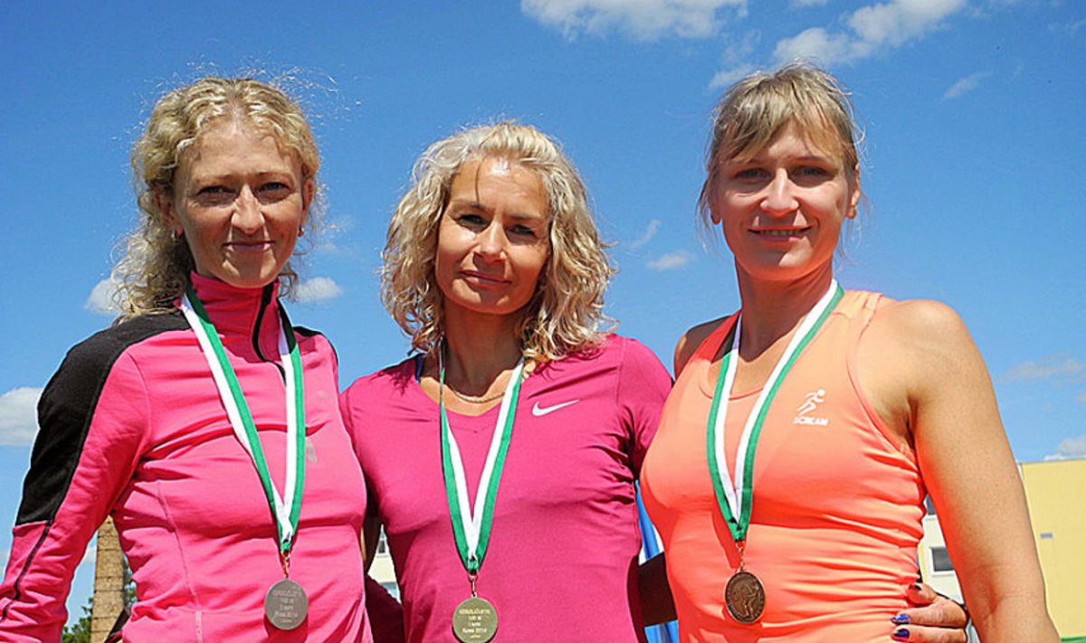 Valdade suvemängude lustakad võitjad 100 m jooksus (veteranide II grupp). Vasakult Epp Lorents (Saarde), Mari Piir (Rae) ja Erge Viiklaid (Ülenurme). 