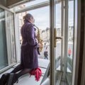 FOTOD JA VIDEO: Jazz-saksofonist Maria Faust tuulutas hotelliaknal tuba ja möödakäijate muusikameeli