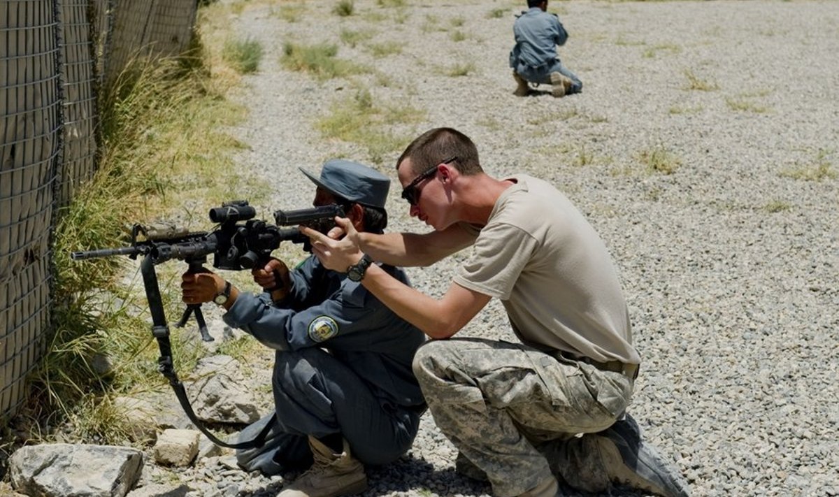USA sõdur treenib afgaani