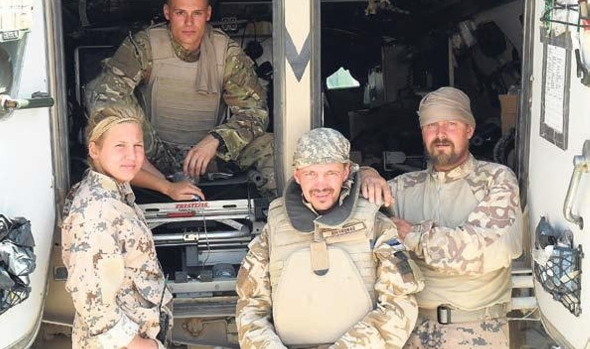 Anni Madisson koos „oma poistega“ Afganistanis