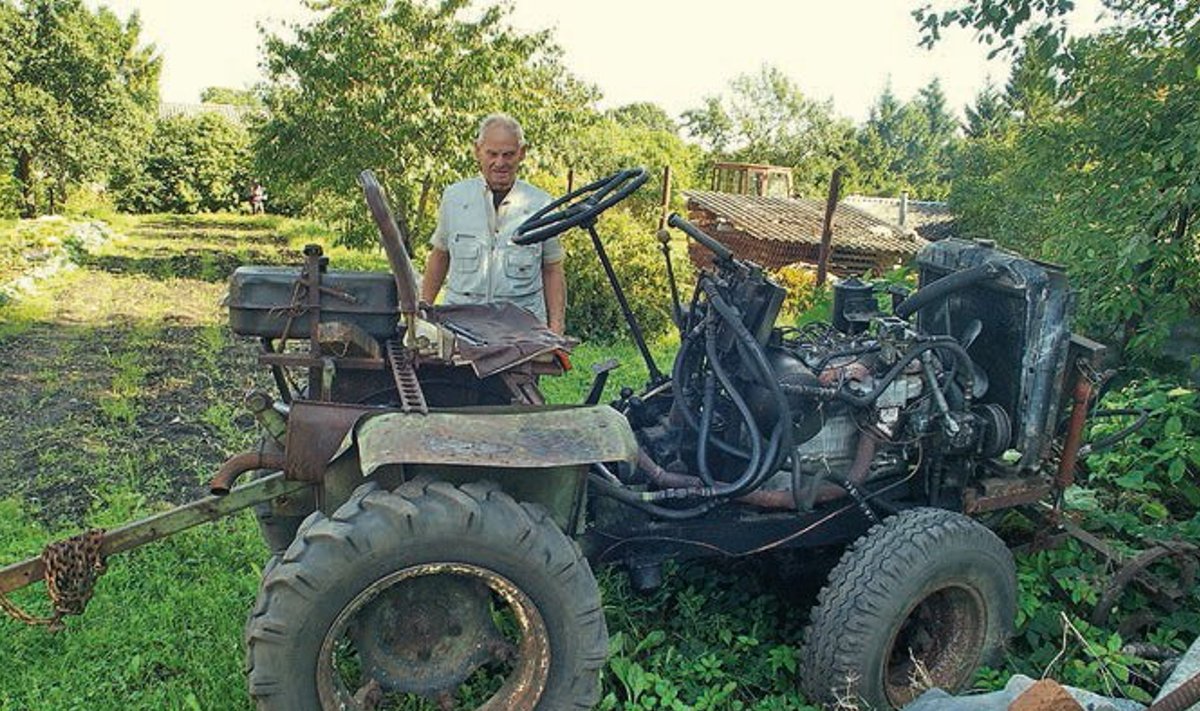 Jüri elanik Lembit Sall ehitas selle traktori 1972. aastal. Traktori raam on karprauast. Mootoriks oli alguses Pobeda mootor, hiljem äravisatud GAZ 51 mootor. Traktor teenib oma peremeest aiatöödel jätkuvalt.