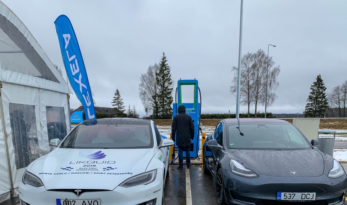 Tesla Model S ja Model 3 ultrakiirlaadijas (foto: Ylle Tampere, accelerista.com)