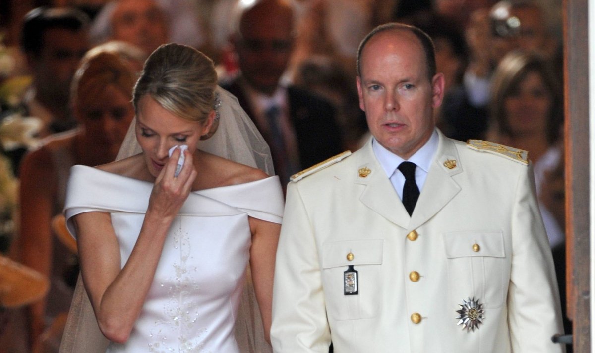 PISARAD PULMAPÄEVAL Printsess Charlene nuttis lohutamatult juba oma pulmatseremoonia ajal. Väidetavalt üritas ta Monacost põgeneda juba enne pulmi.