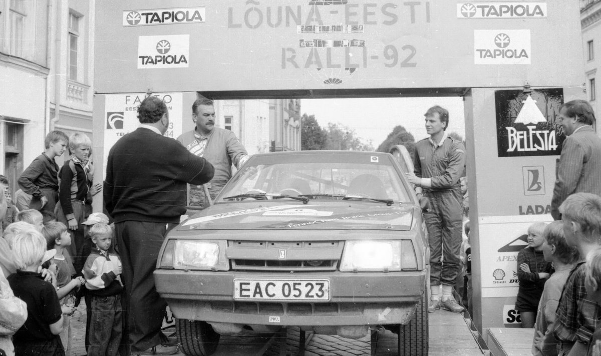 Margus Murakas ja Margus Mesipuu Lõuna-Eesti ralli 1992 stardipoodiumil.