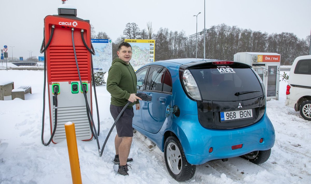 Arnis Tarassu suhtub oma esimesse elektriautosse heldimusega. See aitas tal säästa kütusearvetelt, et elektritöid tehes elus haljamale oksale jõuda. Hiljuti müüs ta selle auto edasi oma sõbrale.