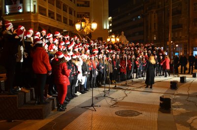 Skopje kesklinna väljakul rõõmsas meeleolus jõululaule esitavad noored. 