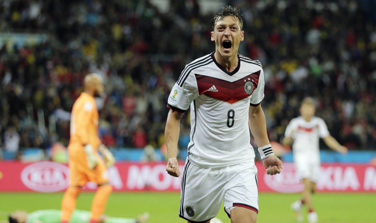 Mesut Özil lõi sakslaste teise värava.