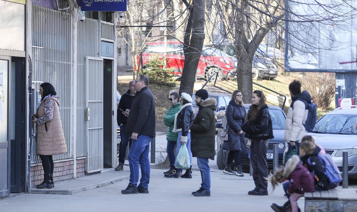 Kosovo põhjaosas Mitrovicë linnas, kus serblased on enamuses, on sularahaautomaadi juurde tekkinud järjekord. 