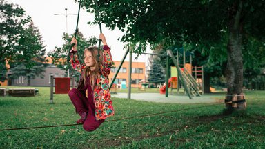 Eesti koolid saavad lastele põnevust ja liikumislusti pakkuvad slackline tasakaalurajad