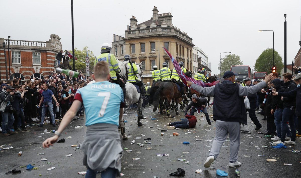 West Ham Unitedi fännid ründavad Manchester Unitedi bussi