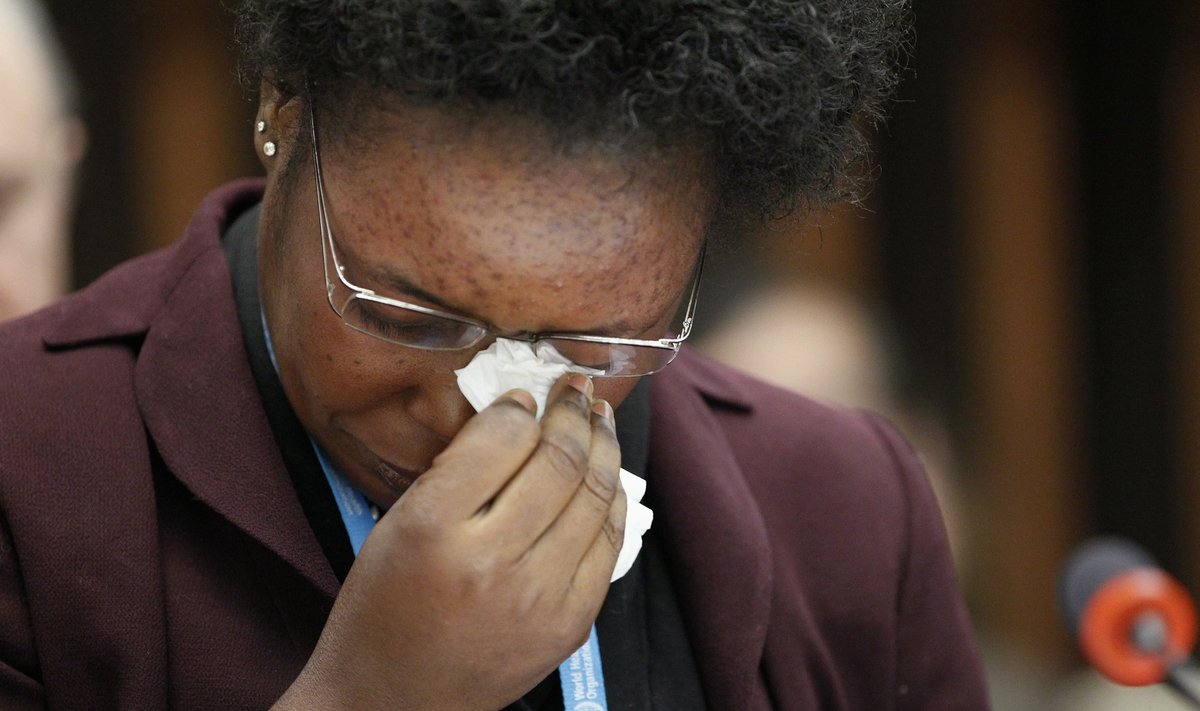 Sierra Leone tervishoiutöötaja Mme Rebecca Johnson elas ebola üle. Pildil emotsionaalne hetk tema pöördumisest meedia poole WHO peakorteris Genfis 25. jaanuaril.