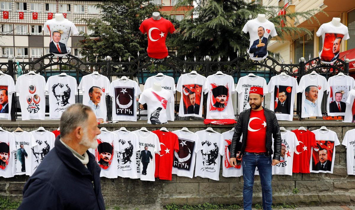 KIHUTUSTÖÖ: Rize linna tänavakaupmees müümasMustafa Kemal Atatürki ja Erdoğani piltidega t-särke.