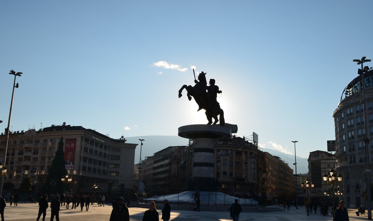 Üle Skopje linnasüdame kõrguv monument „Sõdalane hobusel“, mis kujutab Aleksander Suurt hobuse seljas. Skulptuur valmis 2011. aastal ja maksis umbkaudu 7,5 miljonit eurot. 