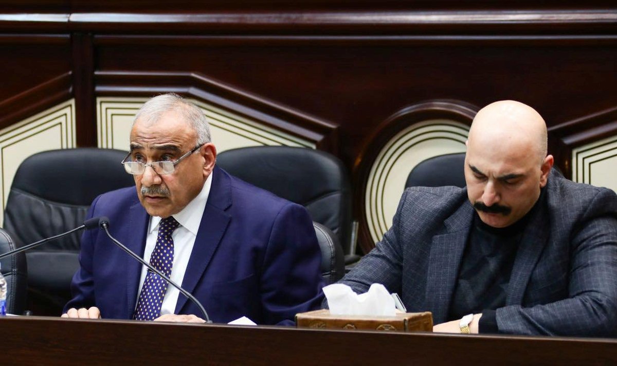 Adil Abdul Mahdi (vasakul) parlamendiistungil