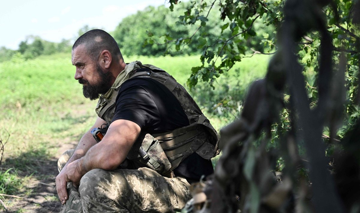 Украинские солдаты все чаще жалуются на усталость и отсутствие отпуска. Бойцов пока некем заменить. Закон о мобилизации расколол украинское общество.