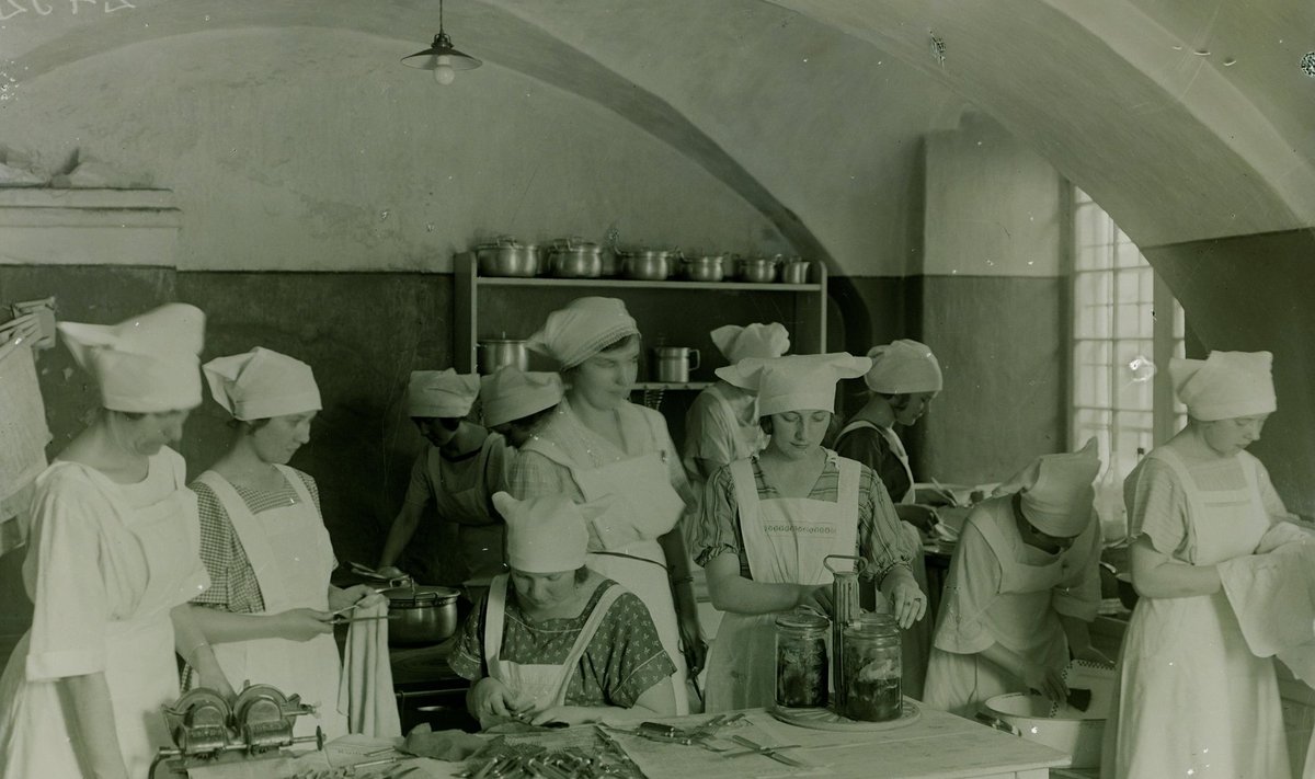 Moodsad neiud õppisid, et ajakohases köögis on igal asjal oma koht ja igaks tööks oma riistad. Tallinna Linna Naiskutsekooli maja­pidamisosakonna õpilased (1925).