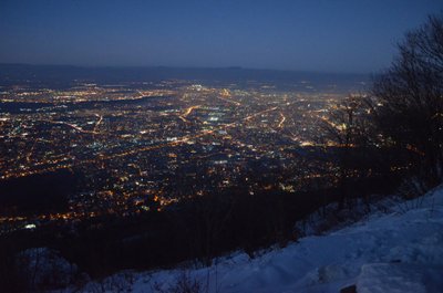 Õhtupoolik enne soojema piirkonna poole lendamist – Vitosha mäe otsast vaade talviselt külmale Sofiale. 