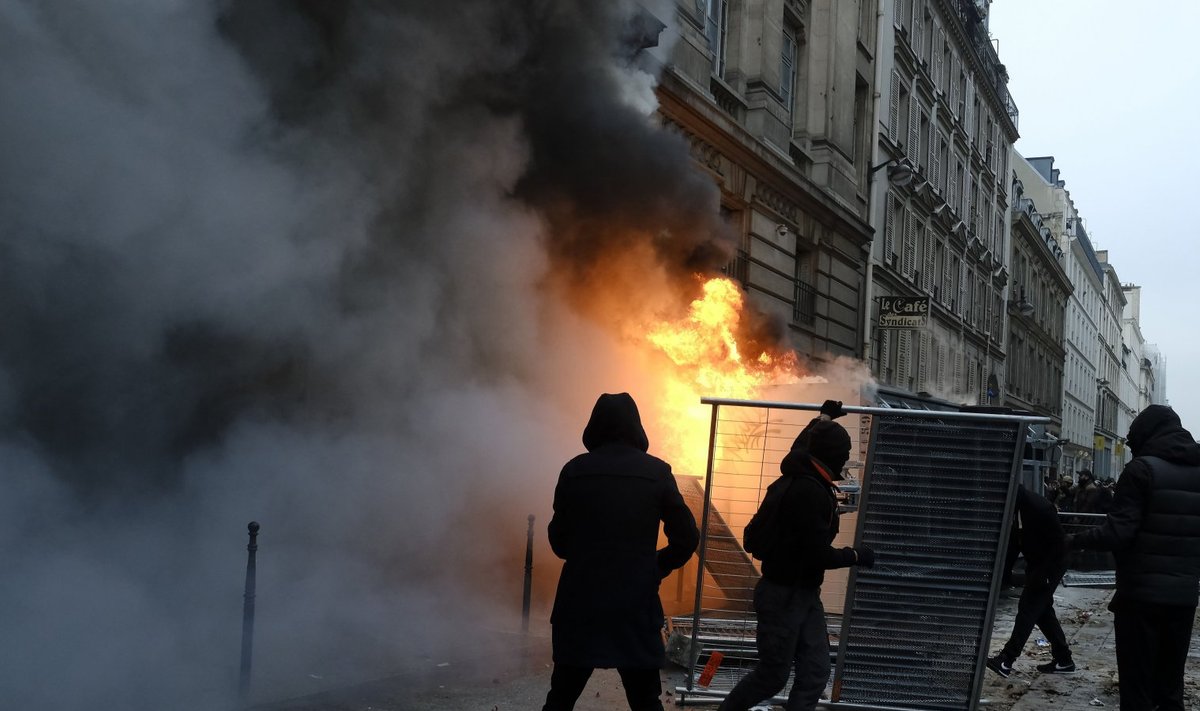 Pariisis on muutunud pensionireformi vastased meeleavaldused kohati vägivaldseks. Radikaalsematel protestijatel on kokkupõrked politseiga. Tänavatele püstitatakse barikaade