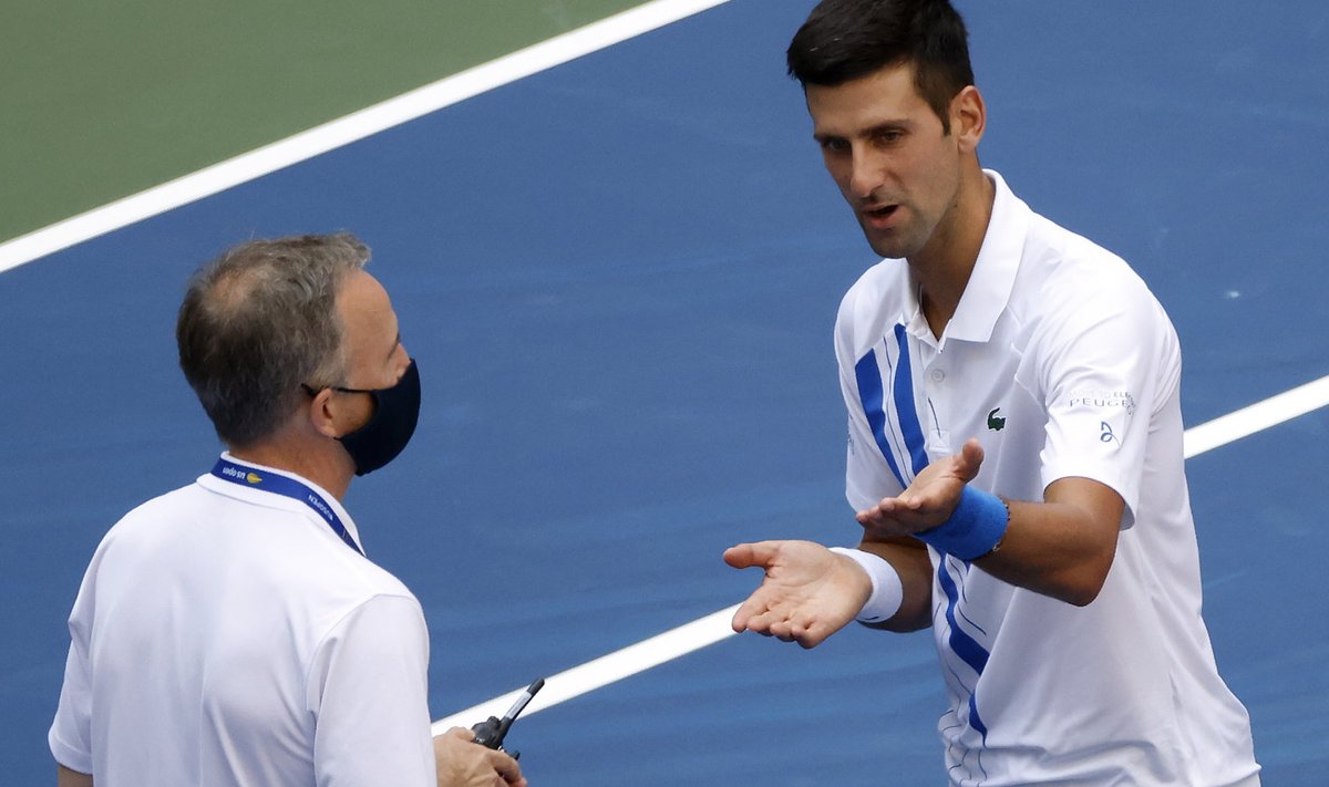 Novak Djokovic eemaldati joonekohtuniku palliga löömise eest turniirilt.