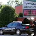 USA-s lasi 14-aastane poiss maha oma isa ning tulistas kooli juures kaht last ja õpetajat