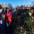 Aleksei Navalnõi haua juures lookleb endiselt pikk leinajate järjekord. Kohal on käinud ka võimuaparaadi nuhid