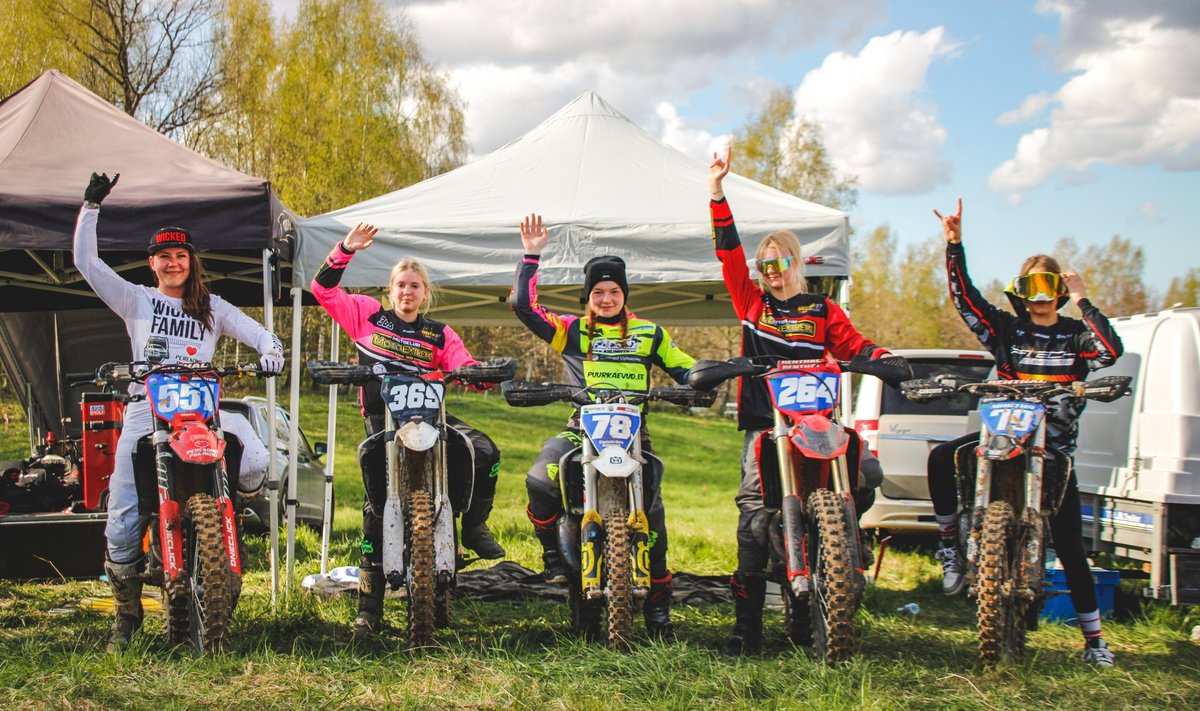 Eesti naiste tiim Aizputes: Karleen Randver, Marie Matilda Viil, Elisabeth-Mary Vainrauh-Piilik, Mirell Tarvis ja Martha Koort