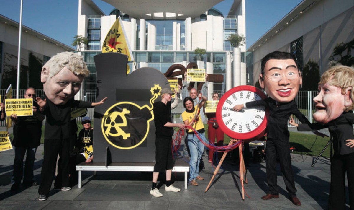 Berliinis kantsler Angela Merkeli ja teiste valitsusliikmete maske kandvad meeleavaldajad said valitsuselt kinnituse, et tuumareaktorid suletakse 2022. aastaks. 
